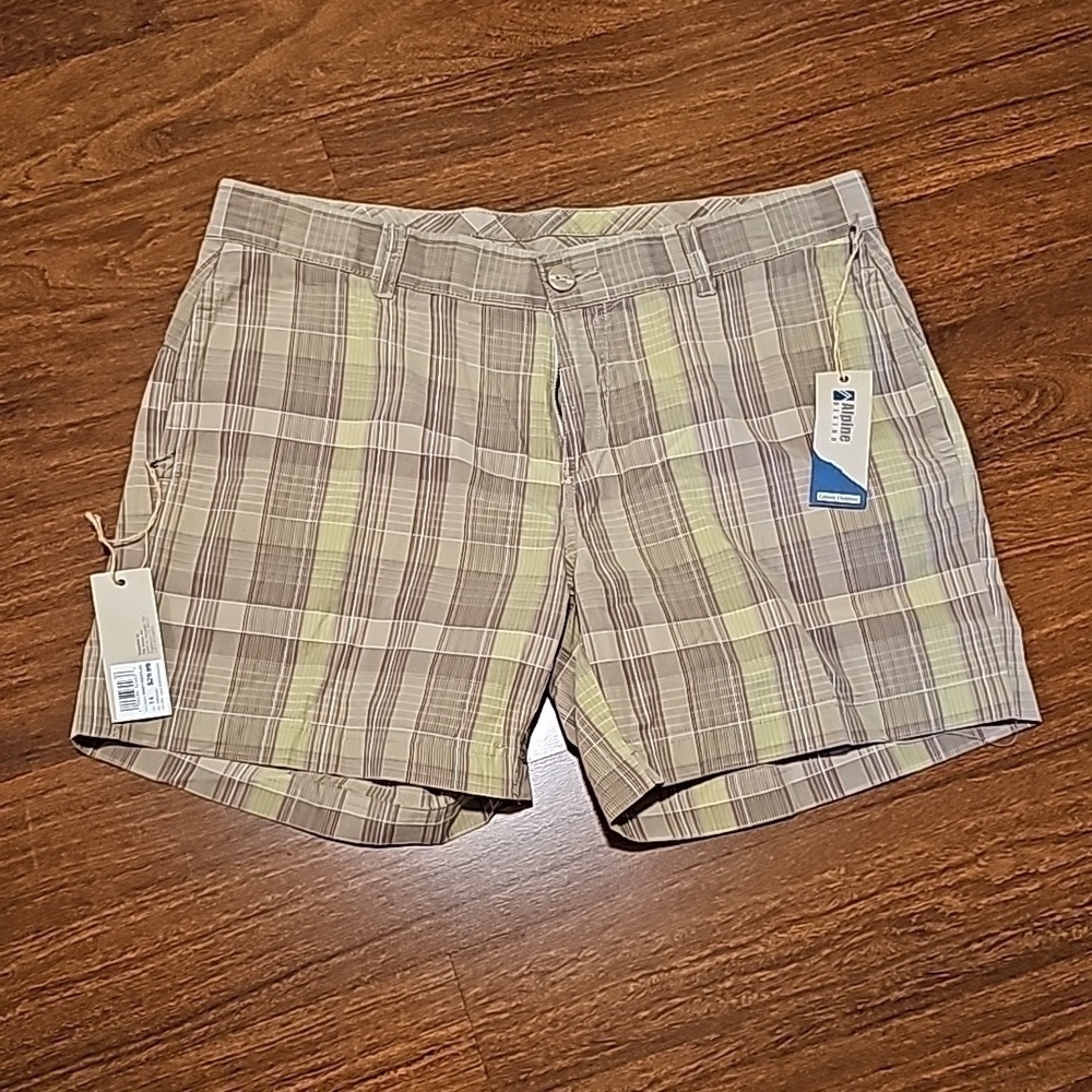 Alpine Design Women's Shorts  Size 12